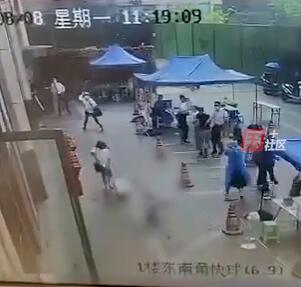 警方通報女子輕生墜亡險砸路人 始料未及真相簡直太恐怖了