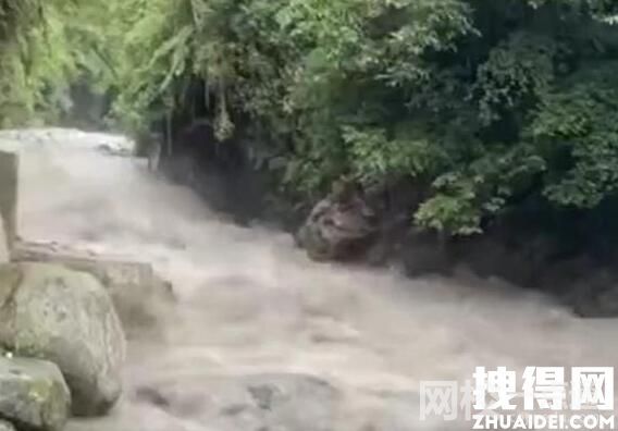 上百人沿河搜尋四川山洪受困者 到底是什么情況？