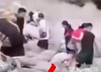 彭州突發(fā)山洪黑衣男子逆行救人 黑衣男子爭分奪秒沖上前將女子扶起撤離