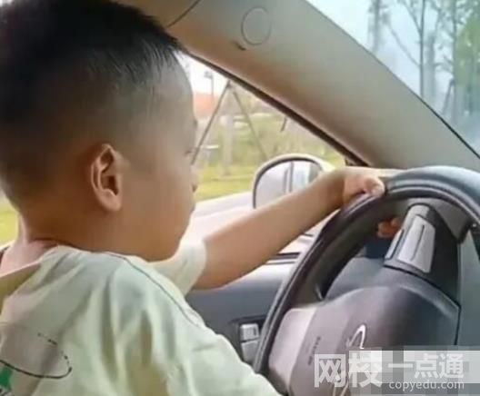 5歲孩子開車上路媽媽還說開得好 畫面曝光網(wǎng)友都嚇了一跳