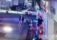 兩女孩下班遭多名男子當(dāng)街毆打 具體是什么情況?