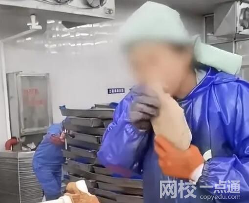 水產(chǎn)加工廠員工用牙給生魚剝皮 究竟是怎么回事？