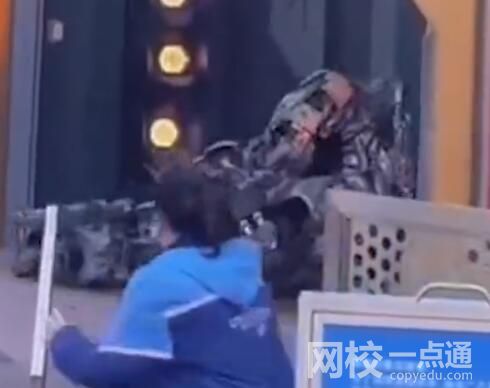 威震天在北京環(huán)球影城摔了一跤 始料未及真相簡(jiǎn)直令人震驚