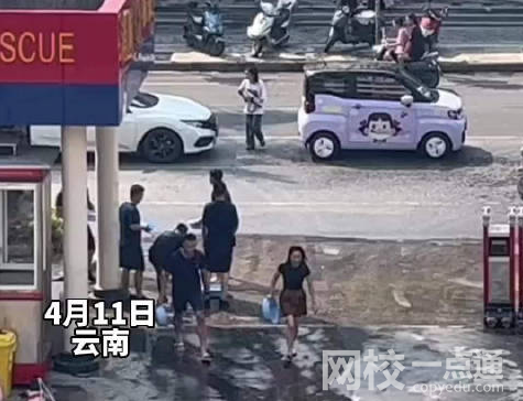 潑水節(jié)消防員騙路人取水被反包圍