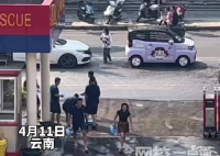 潑水節(jié)消防員騙路人取水被反包圍