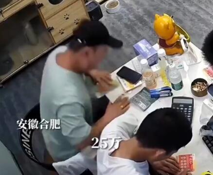 外賣員刮中25萬 當場打電話要辭職 有錢就是可以任性