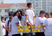 男生看畢業(yè)典禮被高個女生霸氣抱起 這樣太有愛了