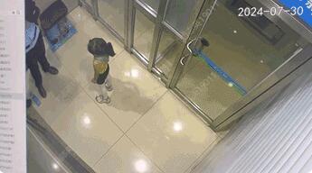 走丟小女孩用ATM機(jī)求救按鈕自救 這也太機(jī)智了吧