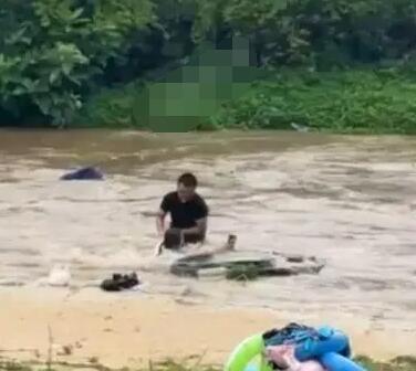 露營基地突發(fā)洪水多人被水流沖走 實在太驚險了