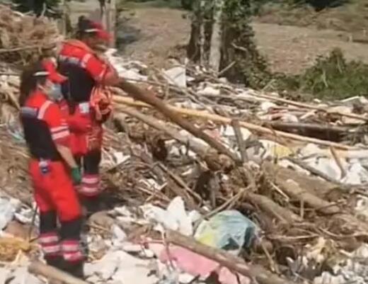 祖孫被洪水沖走遇難 親人抱壽衣搜尋 實(shí)在太無奈了