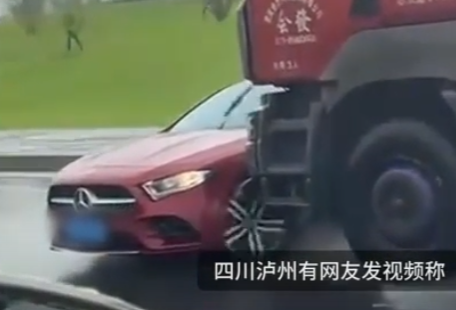 驚險(xiǎn)!奔馳車雨天被大貨車頂行1分鐘 實(shí)在太恐怖了