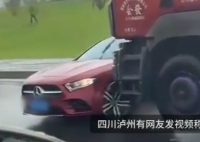驚險!奔馳車雨天被大貨車頂行1分鐘 實(shí)在太恐怖了
