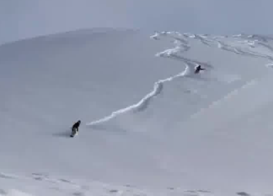 兩男子滑雪遇斷崖 游客拼命喊停 實在太恐怖了