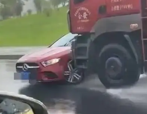 頂推奔馳車司機(jī)分心打電話4分鐘 實(shí)在太恐怖了