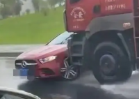 頂推奔馳車司機(jī)分心打電話4分鐘 實(shí)在太恐怖了