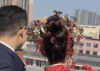 新人結(jié)婚獲對面學(xué)校學(xué)生大聲祝福 實在太暖心了