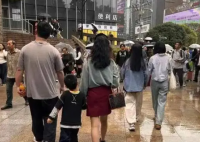 重慶斷崖式降溫后市民亂穿衣 現(xiàn)在街上是春夏秋冬