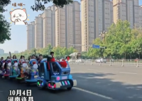 新人結(jié)婚用商場(chǎng)搖搖車當(dāng)婚車 這也太可愛(ài)了