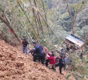 云南一司機(jī)卸貨不慎連人帶車滾下山崖 實(shí)在太悲劇了