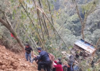 云南一司機卸貨不慎連人帶車滾下山崖 實在太悲劇了