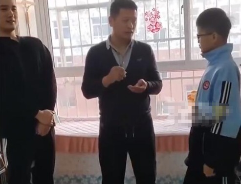 父親通過抓鬮給兩兒子分房 這也太有心了