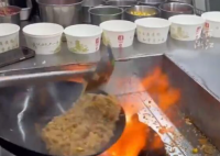 小伙賣(mài)炒飯凈賺50萬(wàn):真收入不怕打假 這也太厲害了