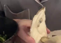 90后小伙備孕每天吃8個(gè)生蠔吃到吐 這也太無(wú)奈了