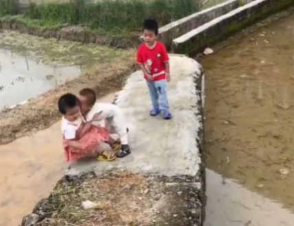 兩個(gè)小孩熱情擁抱下一秒掉入泥坑 背后真相實(shí)在讓人驚愕