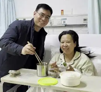 男子停車救人救到自己老婆 這也太暖心了