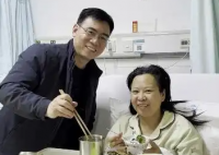 男子停車救人救到自己老婆 這也太暖心了