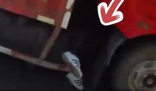路人看到貨車?yán)铿F(xiàn)疑似人腳嚇得報(bào)警 到底是什么情況？