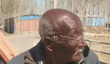 男生偶遇三個曬成“非洲人”的大爺 究竟是怎么回事？