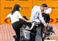 妻子屢次猛踹電動(dòng)車(chē) 丈夫默默扶車(chē) 究竟是怎么回事？