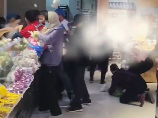 超市回應將饅頭扔地上給大爺大媽搶 為什么引爭議？