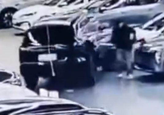 沈陽車展一SUV引發(fā)多車碰撞受損 為什么撞車？