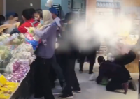 超市回應將饅頭扔地上給大爺大媽搶 為什么引爭議？