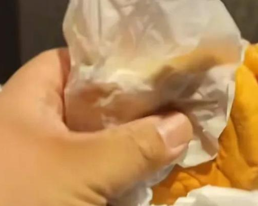 男孩稱(chēng)漢堡有異味父親要求退款 究竟是怎么回事？