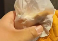 男孩稱漢堡有異味父親要求退款 究竟是怎么回事？