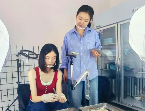 90后女生直播拔雞屁股毛萬(wàn)人觀看 為什么這么火？